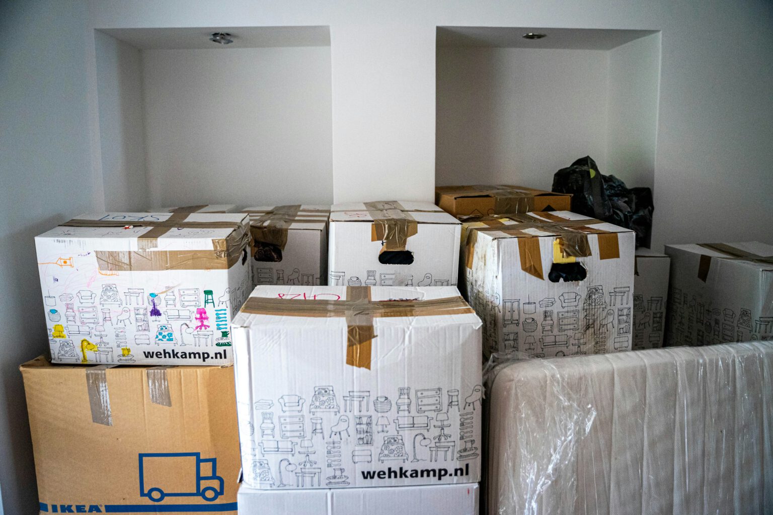 Kisten und Möbelstücke bei einer Wohnungsräumung – Entrümpelung in Nürnberg