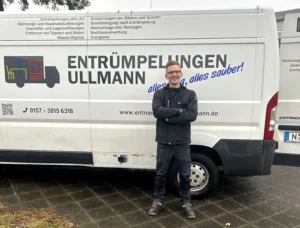 Entrümpelung mit Transporter – Mitarbeiter von Entrümpelungen Ullmann vor dem Firmenfahrzeug in Nürnberg