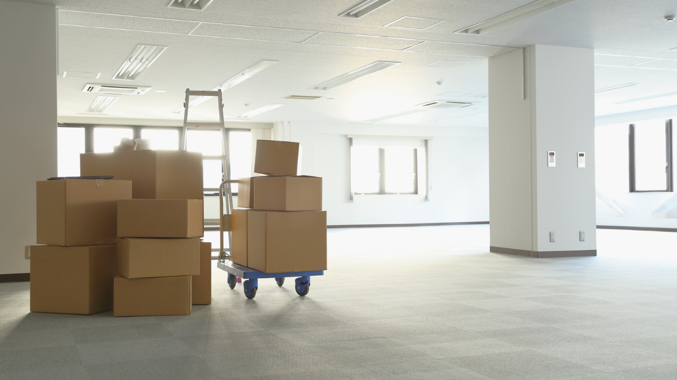 Geräumtes Büro mit Kartons nach professioneller Entrümpelung in Nürnberg.